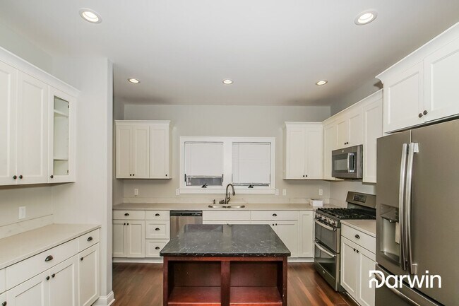 Building Photo - 235 4th Ave S