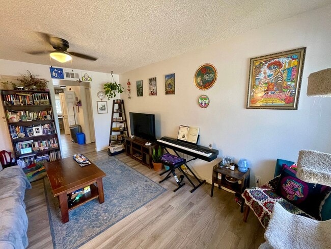 Interior Photo - 833 Elm St