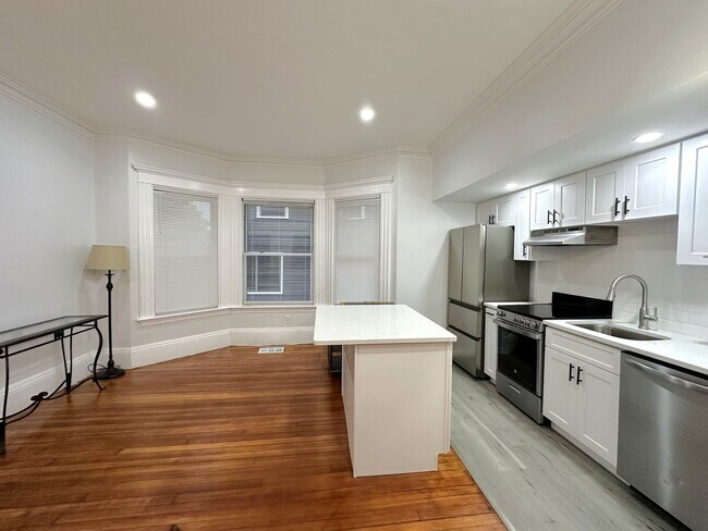 Building Photo - Charming 1-Bedroom in Cleveland Circle