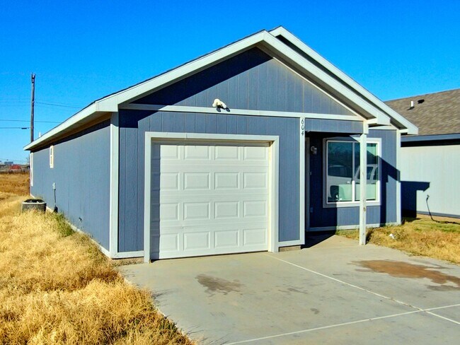 Building Photo - MOVE-IN SPECIAL: $500 OFF JANUARY RENT - Q...