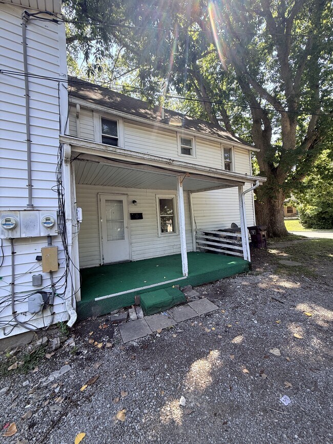Building Photo - 711 E Elm St