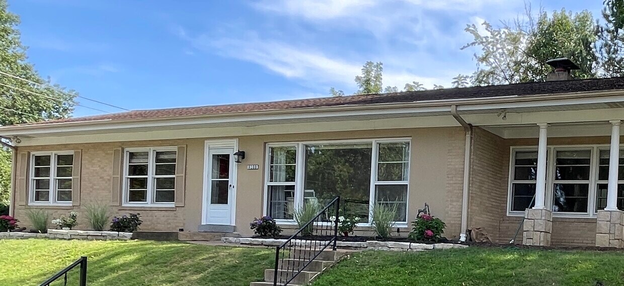 Primary Photo - 8100 Balson Ave