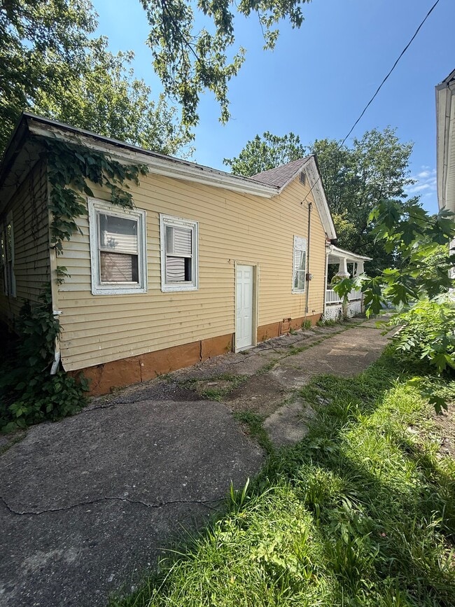 Building Photo - 1344 E Condit St