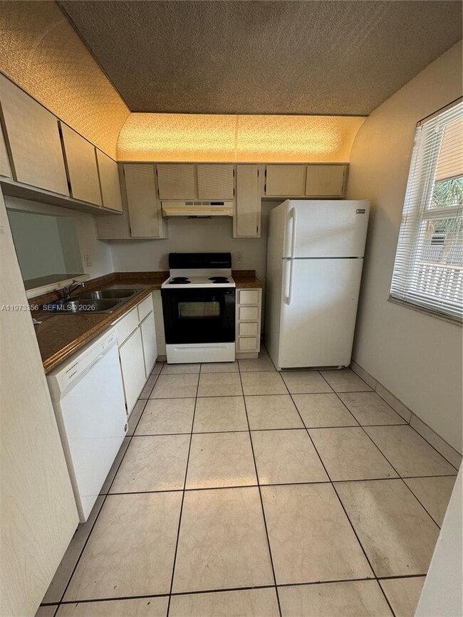 Foto del edificio - 8750 Royal Palm Blvd