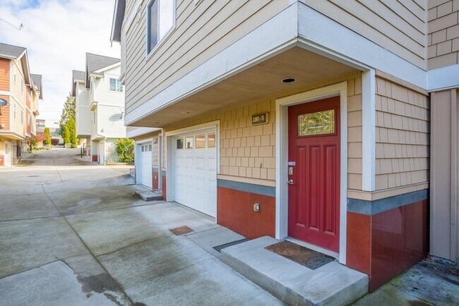 Building Photo - IMMACULATE Townhome Minutes from Downtown…