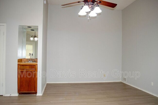 Foto del edificio - 8701 Piney Point Dr