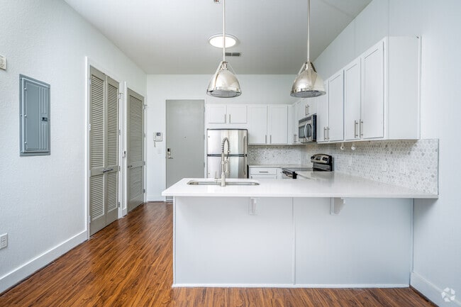 1BR, 1BA - 741SF - Kitchen - Rise Lakeview