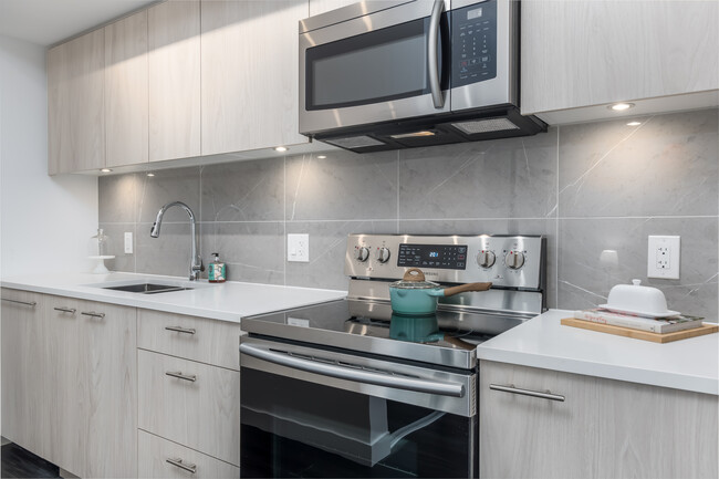 Photo du bâtiment - *Special Offer Available* Ocean View 2 Bed...