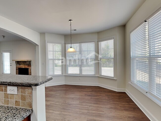 Foto del edificio - 8100 Lynwood Square