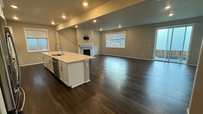 Building Photo - Beautiful 5 bedroom, 3 bath home in Maple ...