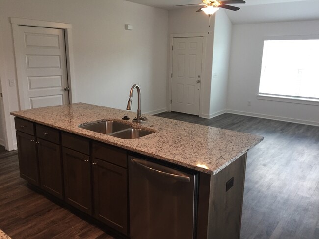 Cocina orientada hacia la sala de estar. - 2706 N Teresa Dr