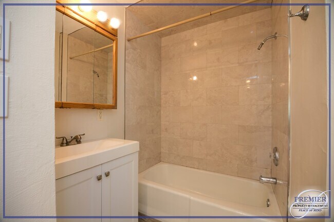 Foto del edificio - ******PET FRIENDLY** 1 BED/1 BATH - GREAT LOCATION - WALK TO THE BEACH! NAPLES PARK - NO HOA