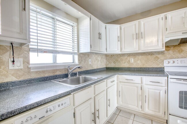 Foto del edificio - Lovely 2 bed 1.5 bat Condo is quiet Stamford Neighborhood