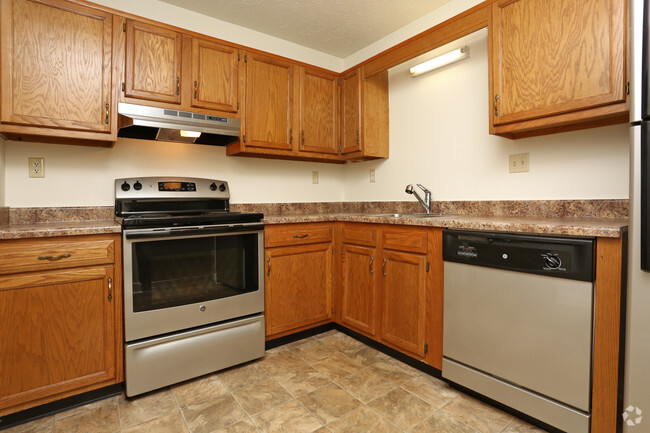 2BR, 2BA - 1,100 SF- Kitchen - Plaza Square Apartments