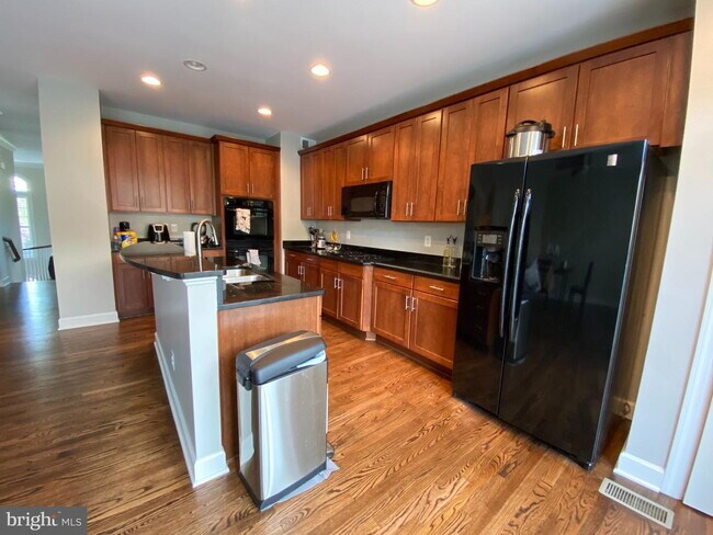 Building Photo - Bright & Spacious End-Unit Townhouse with Two-Car Garage!