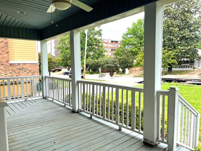 Foto del edificio - Gorgeous 3 Bedroom Home in the Overton Squ...