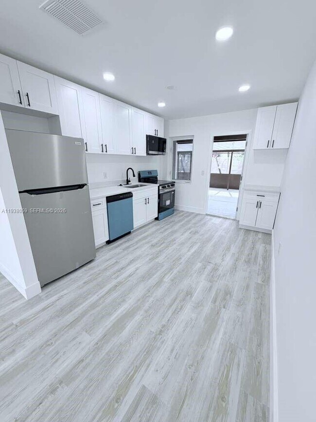 Building Photo - 134 SW 14th Ave