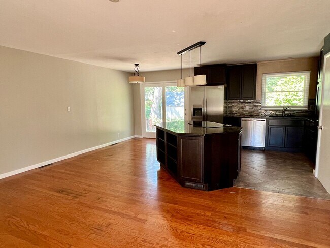 Foto del edificio - Spacious Home 3 Bedroom w/Fin basement for...