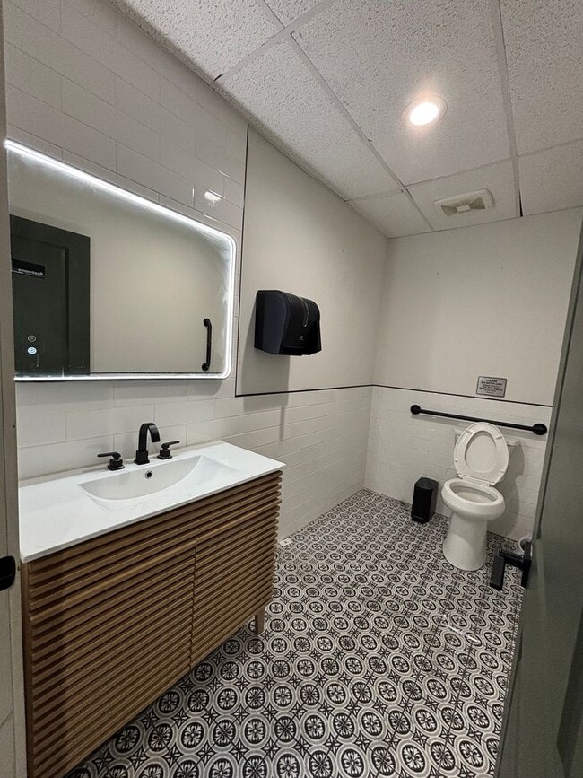 Building Photo - 318 N Charles St