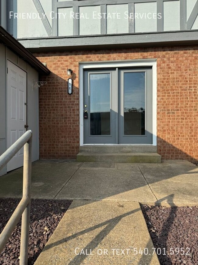 Building Photo - Move in ready 2 bedroom 1.5 bath Apartment...