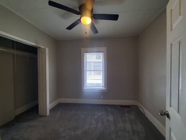 Foto del edificio - 2833 E 127th St