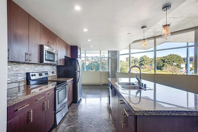 Foto del edificio - "Chic Urban Retreat: Spacious 1-Bedroom Oasis in the Heart of San Diego!"