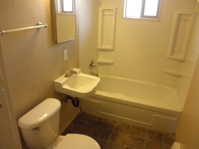 Building Photo - 2 bed 1 bath apartment in Coburg