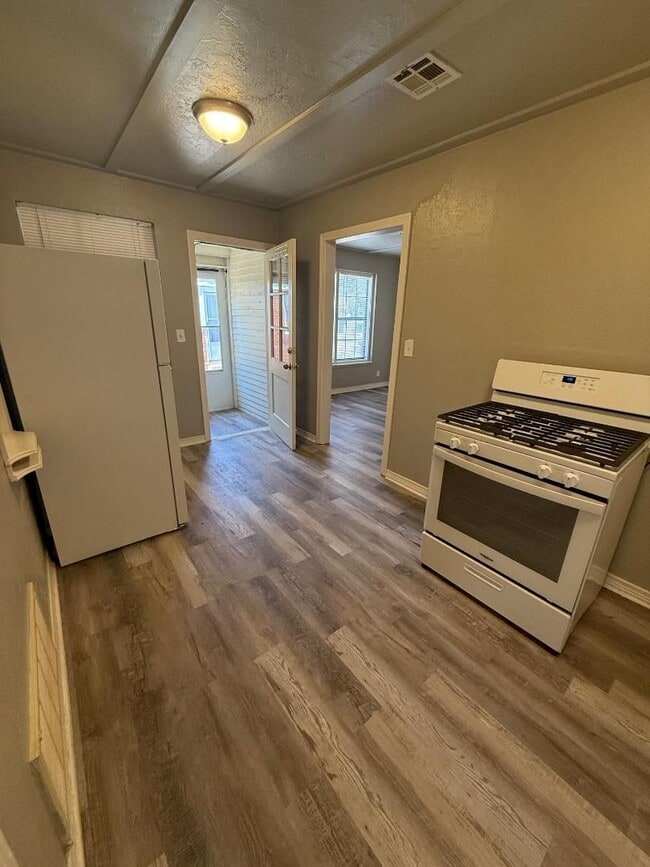 Building Photo - 1 Bedroom 1 Bathroom Duplex For Lease NOW!