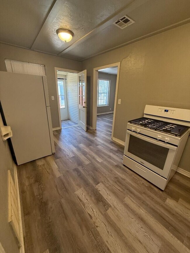 Foto del edificio - 1 Bedroom 1 Bathroom Duplex For Lease NOW!