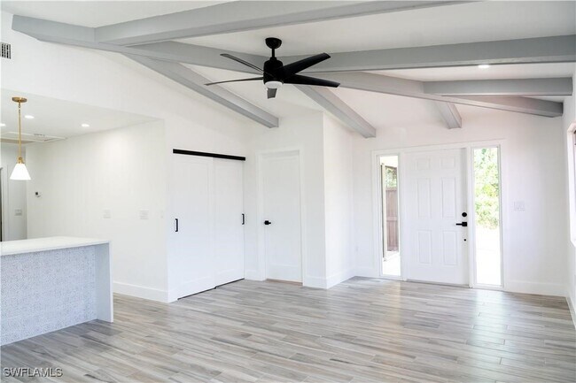 Foto del edificio - 6360 Royal Woods Dr
