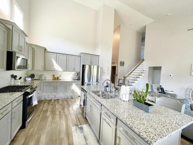 Foto del edificio - 501 Robinwood Pl