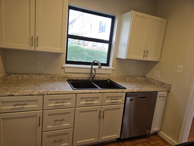 La cocina incluye refrigerador, estufa, microondas y lavavajillas. - 615 Biltmore Ave