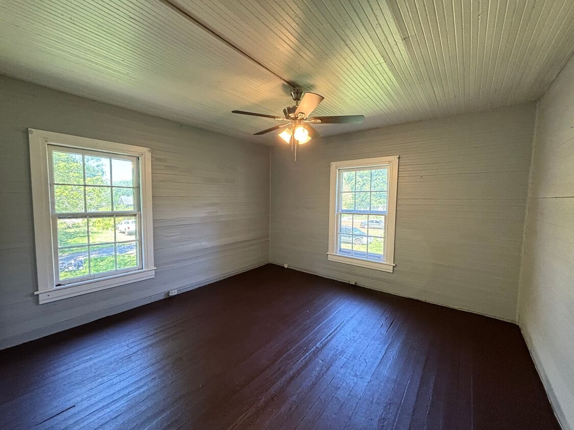 Building Photo - 2 Bedrooms- 1 Bathroom- Apartment in Lindale!