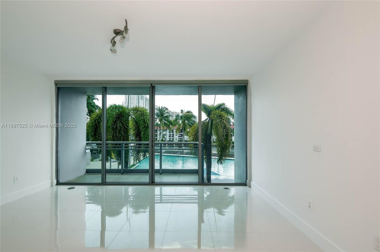 Foto principal - 2950 NE 188th St