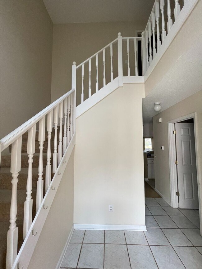 Foto del edificio - Briarwood West!!!   FULL PAINT!!!   FIREPLACE!!