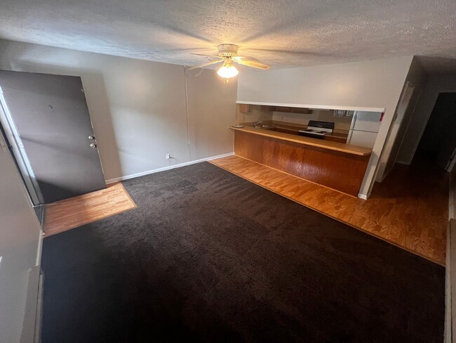 Building Photo - Great 1bd Condo Close To Town!