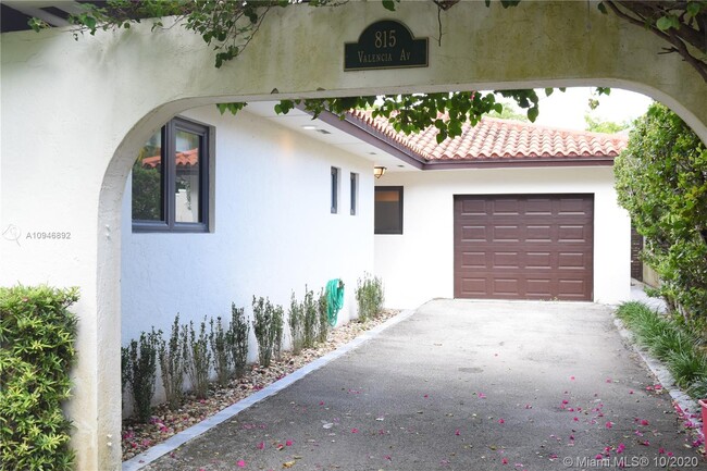 Building Photo - 815 Valencia Ave