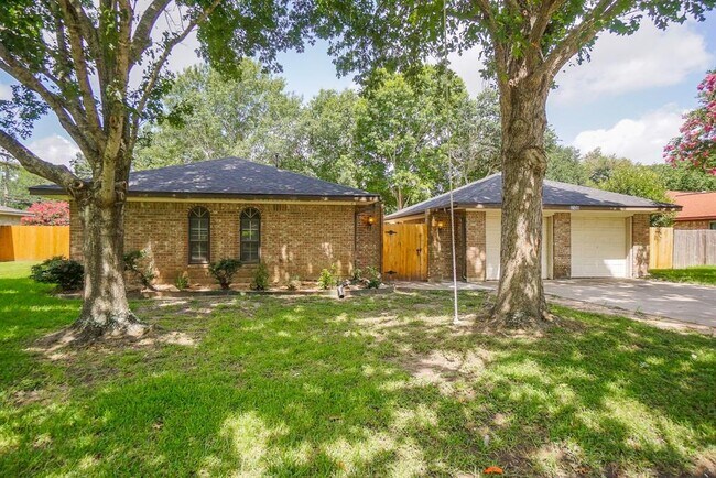 Building Photo - 2106 Crestwood Dr