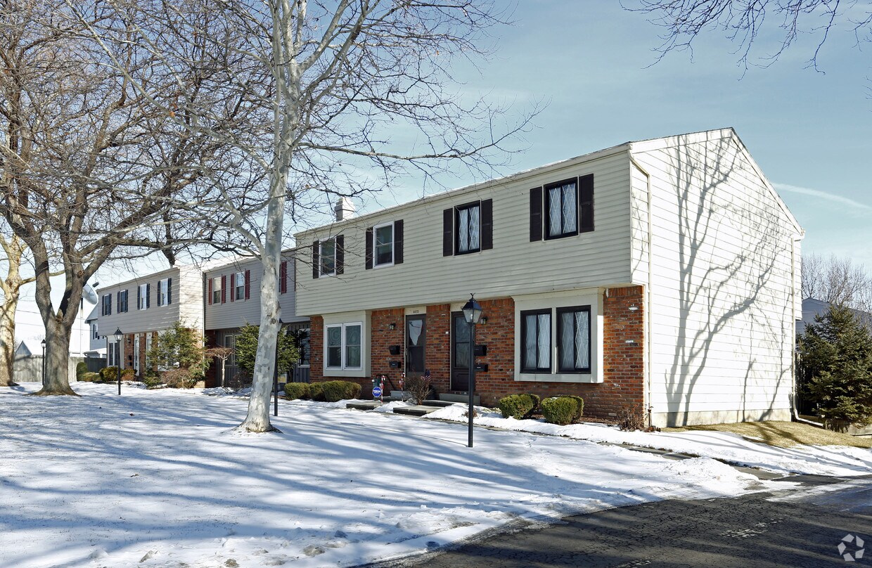 Primary Photo - 6042 N Summit St