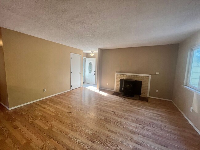 Foto del edificio - 3 Bed 1 Bath Home for Rent with Carport an...