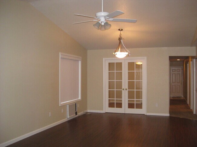 Foto del edificio - 3 Bedroom 2 Bath Duplex at the end of a Cul-De-Sac