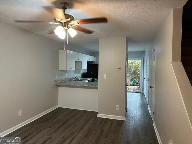 Foto del edificio - 5144 Spring St