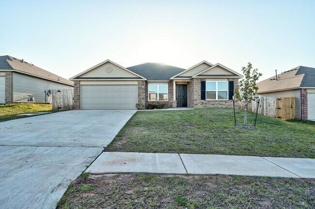Building Photo - Gorgeous 4-Bedroom / 2-Bathroom Home in Mu...