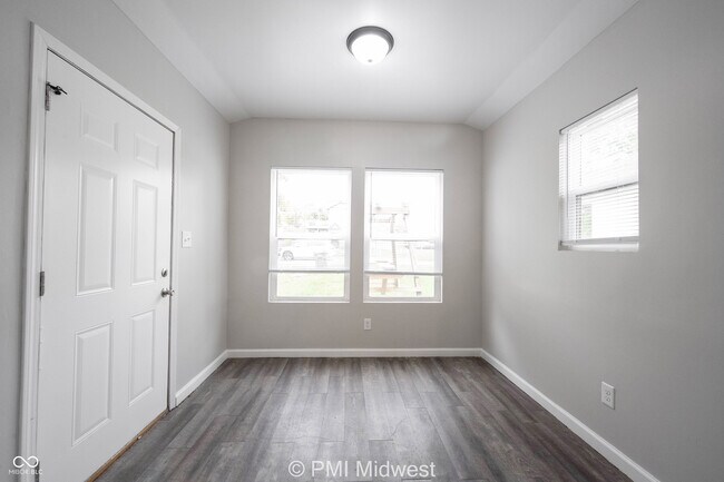 Foto del edificio - 955 N Traub Ave