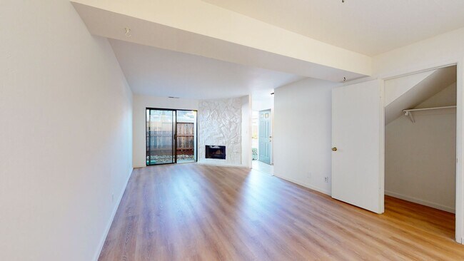 Building Photo - Beautiful Pacheco Condo!