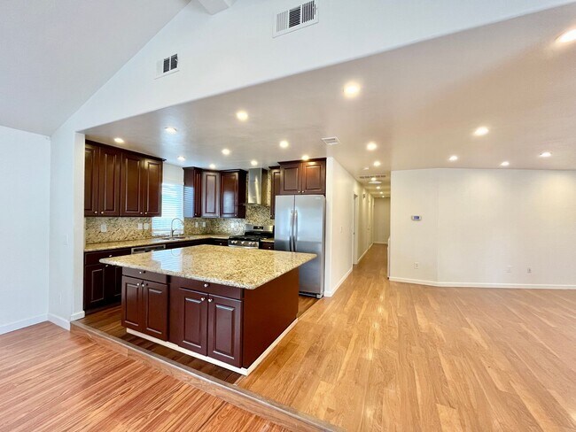 Foto del edificio - 4BR/3BA Large House - Single Story, No Carpet, AC, Washer/Dryer in Unit, Small Yard, 2 Car Garage...