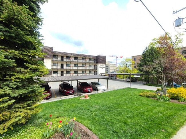 Building Photo - $1,695 - 2 Bed / 2 Bath Spacious Top Floor...