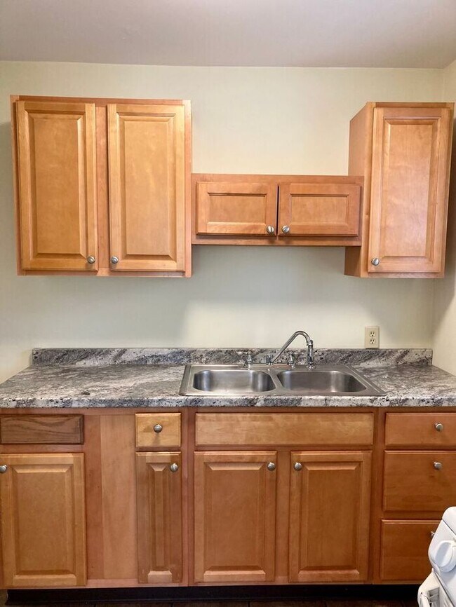 Building Photo - 2 BEDROOM -HUBBARD OHIO