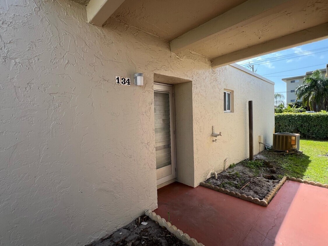 2538 Boundbrook Dr S West Palm Beach, FL 33406 Alquileres en West