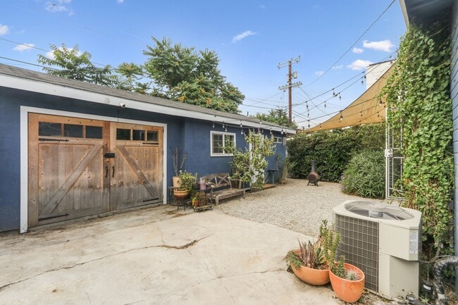 Building Photo - 218 W 87th St